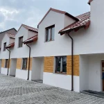 Nowe domy na sprzedaż w Głogowie – widok na nowoczesną zabudowę szeregową z wejściami do poszczególnych segmentów