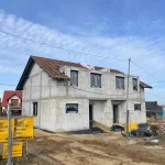 . Budowa nowoczesnego domu w Głogowie – inwestycja mieszkaniowa na etapie stanu surowego z zamontowaną stolarką okienną